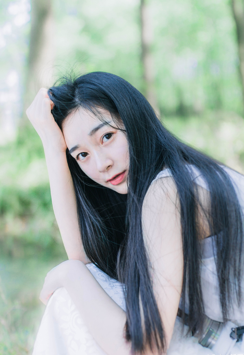 本已经闭目待死的伏德闻言不禁微微一怔，下意识的点点头。